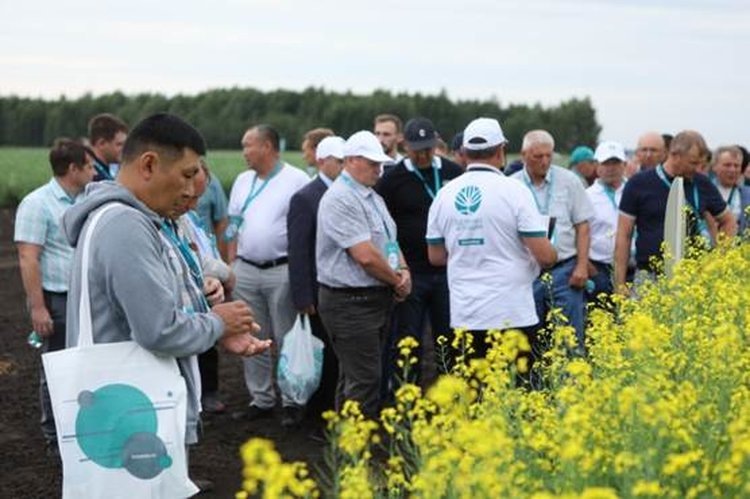 На полях Курганской области был создан Центр управления урожаем с демонстрационным центром, где проводят испытания новых сортов сельхозкультур и средств защиты растений.📷    Как сохранить урожай без потерь – экспертные решения «Щёлково Агрохим» с Дня поля Курганской области
