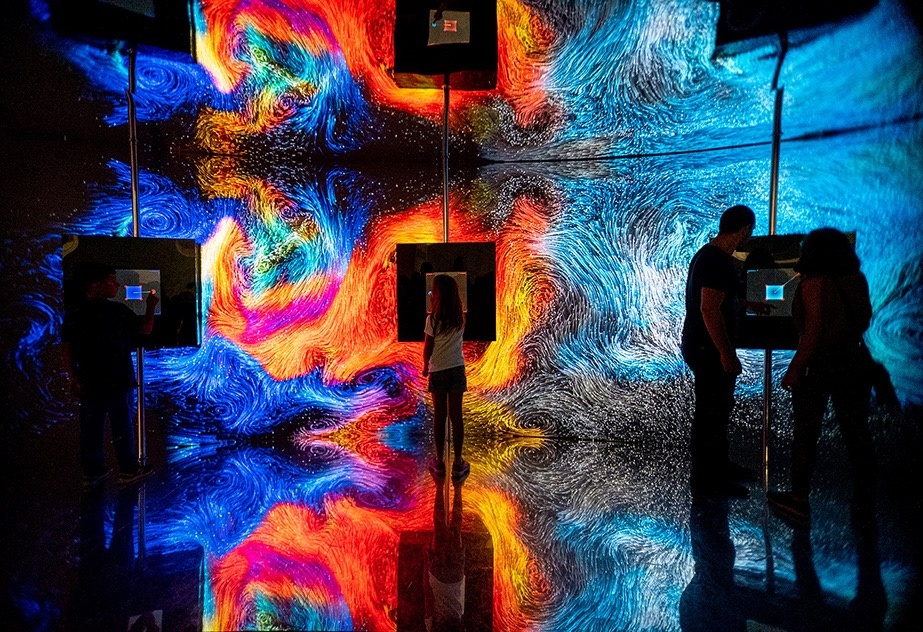 Arkhe интерактивная инсталяция, позволяющая человеку управлять элементами которые создают суть материи. По следам усилий Ньютона по сочетанию алхимии с механикой, произведение искусства пытается объеденить цифровое и алхимию.