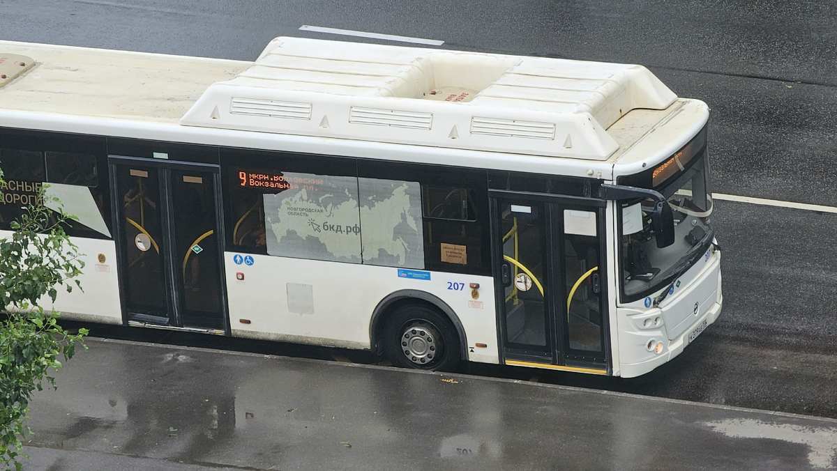 Автобус, следующий по направлению к станции ВСМ.