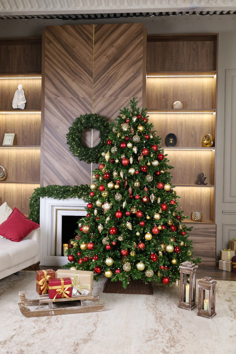 На фото Ель искусственная Царь Елка Великолепная 