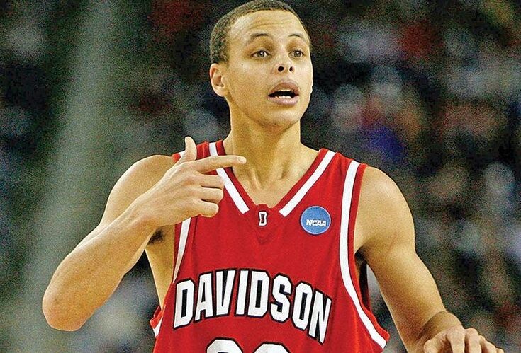 Стефен Карри во время игры за команду колледжа "Дэвидсон".