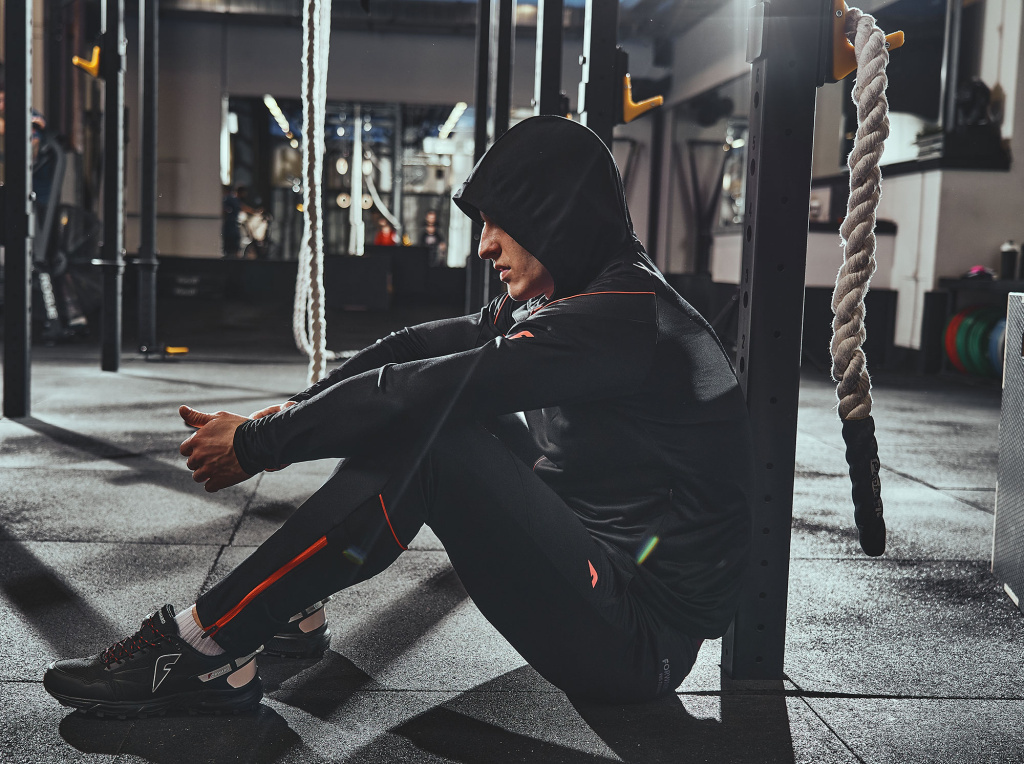 Обращайте внимание на застежку. От липучек лучше отказаться – они быстро выходят из строя при постоянном механическом воздействии. Шнурки на кроссовках для тренировок предпочтительнее плоские: они реже развязываются.

