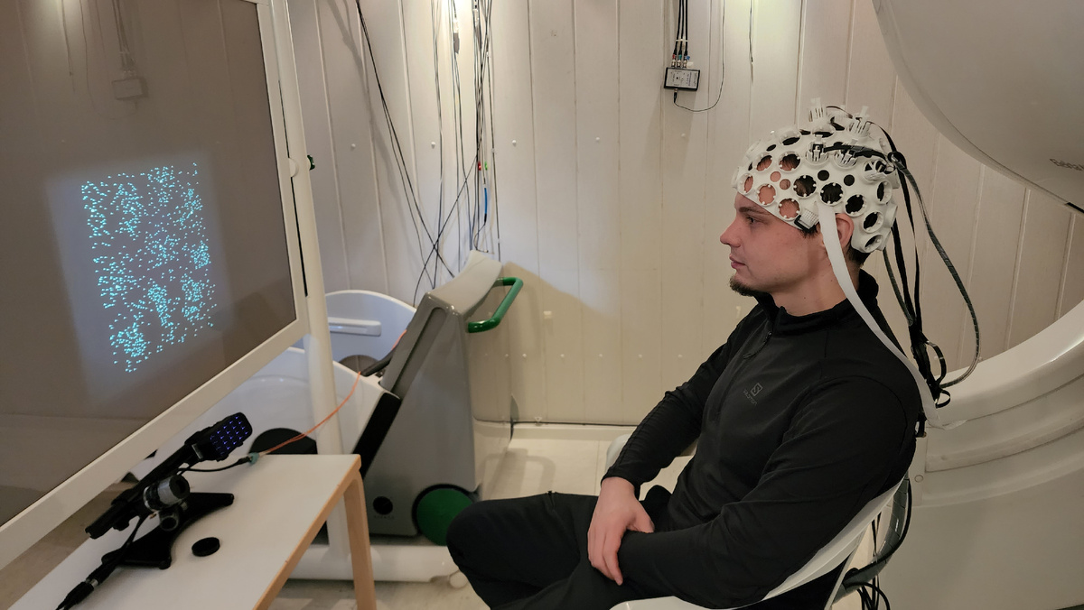 Первый автор исследования Анатолий Васильев работает над созданием новой технологии управления компьютером с помощью взгляда и магнитных полей мозга. Источник: Дарисий Чжао (МЭГ-центр МГППУ)