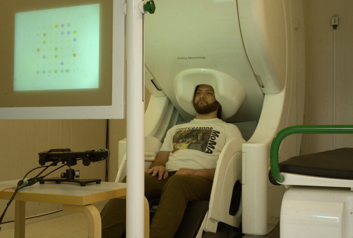Евгений Свирин, один из авторов исследования, тестирует управление с помощью взгляда в установке для регистрации магнитоэнцефалограммы. Источник: МЭГ-центр МГППУ