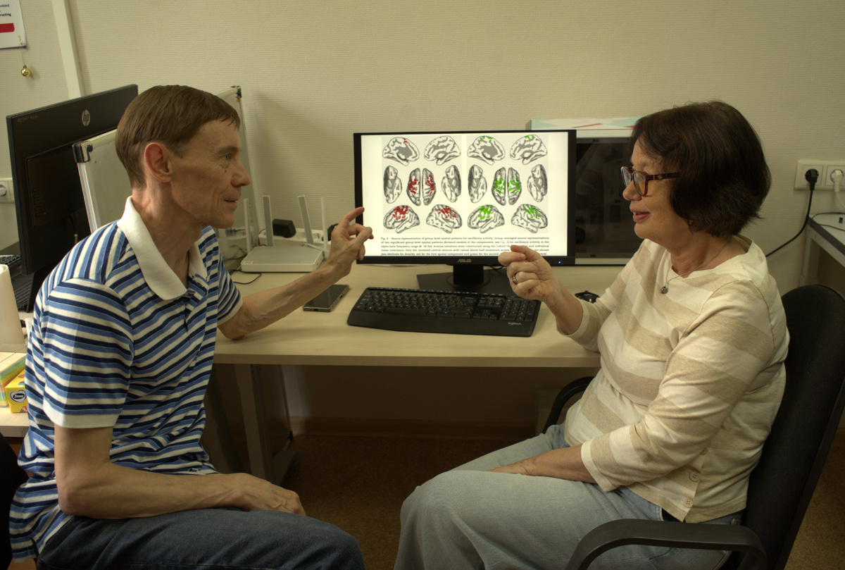 Руководители исследования Сергей Шишкин и Татьяна Строганова обсуждают результаты исследования. Источник: МЭГ-центр МГППУ