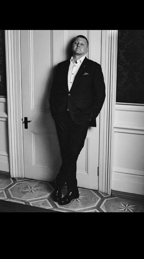    Не хватает косынки. В Сети оценили гламурную фотосессию Залужного