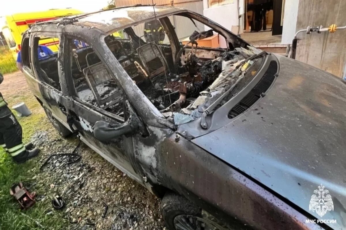    Под Тверью автомобиль загорелся из-за неисправной проводки