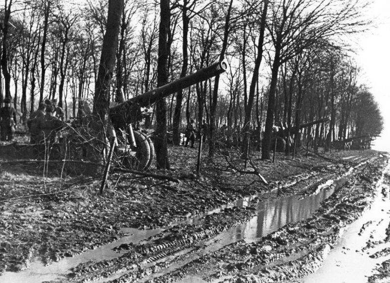 Советские МЛ-20 готовятся стрелять по Зееловским высотам