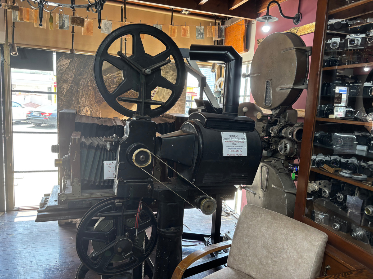 Большой черный агрегат с выхлопной трубой - это кинопроектор «Сименс» 1946 года выпуска
