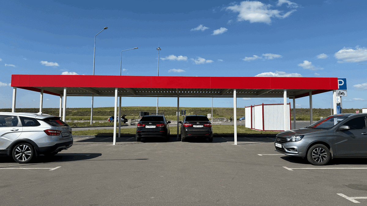 На трассе есть разные заправки: Лукойл, Газпром, Татнефть (вроде всё)
