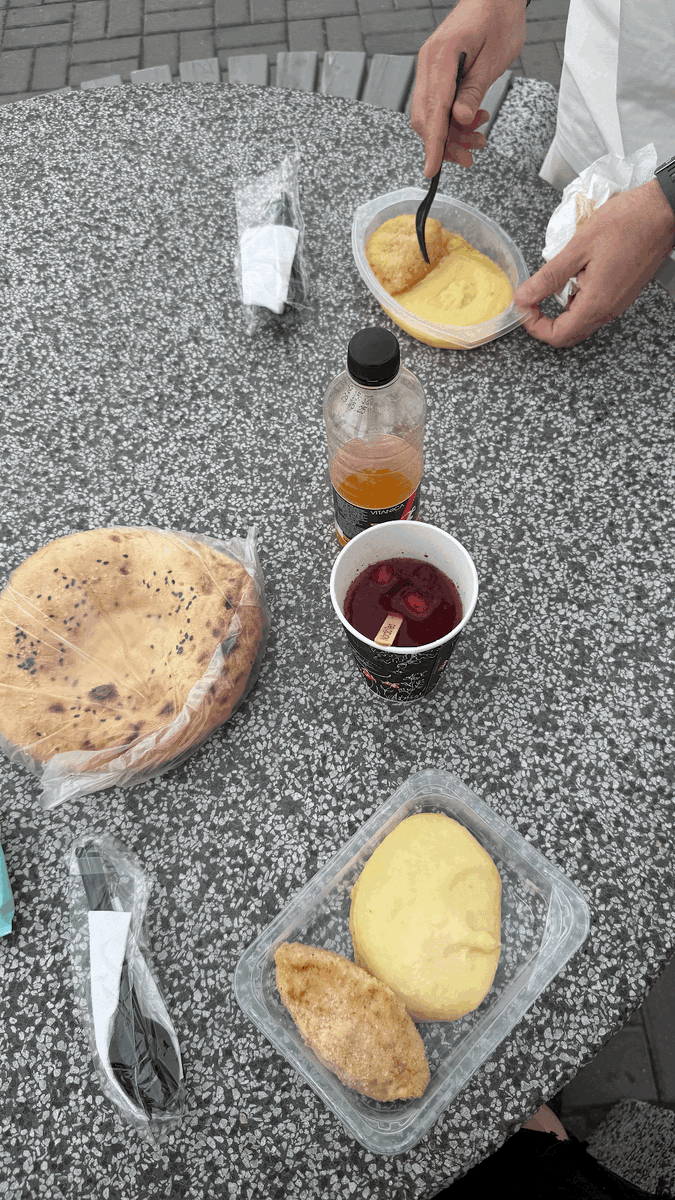И я, и Женя взяли себе по котлетке с картофельным пюре. Блюда были замороженные.