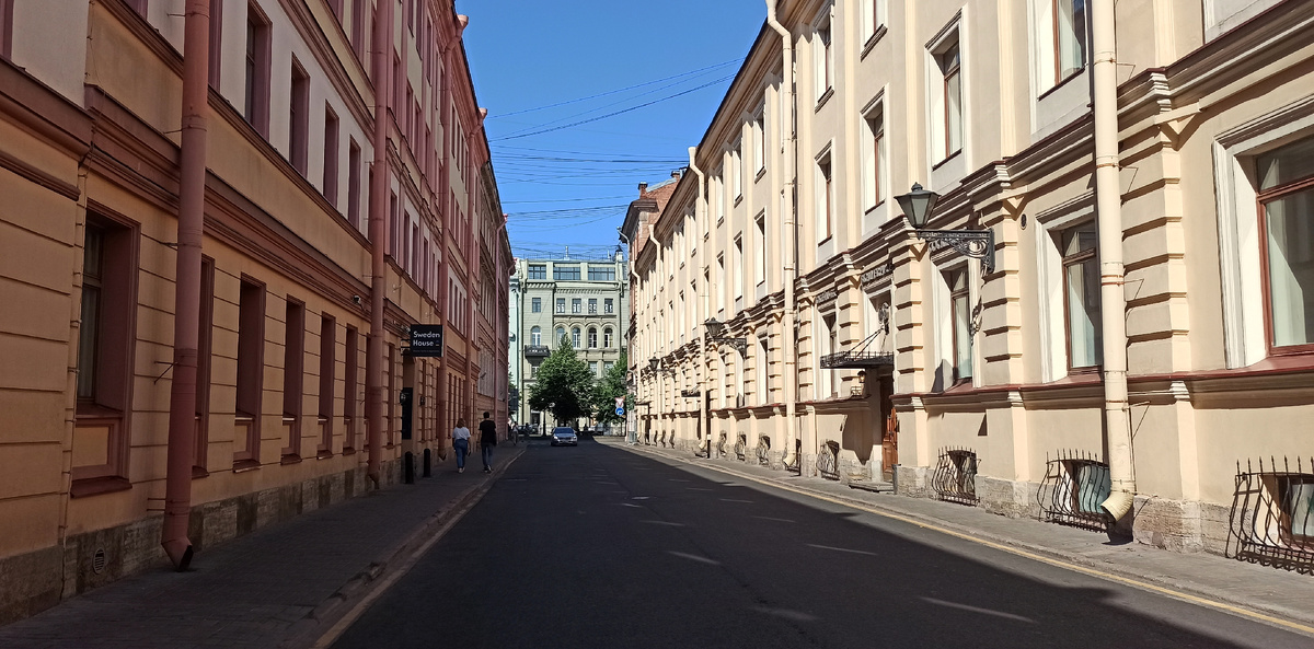 Шведский переулок, впереди ул. Б.Конюшенная и мой дом 