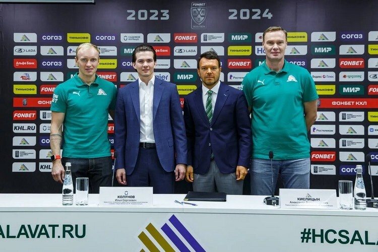    Илья Колунов (второй слева) / фото: hcsalavat.ru