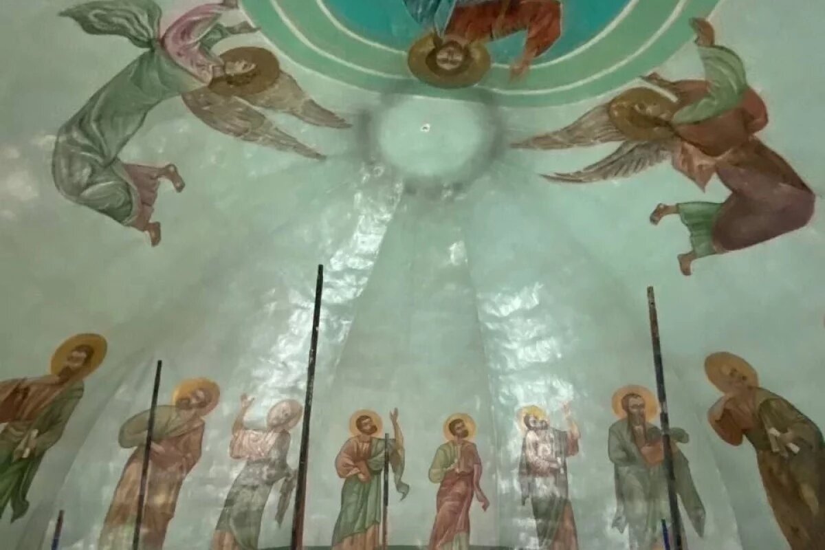    Живопись укрепляют в церкви Сорока мучеников Севастийских в Печорах