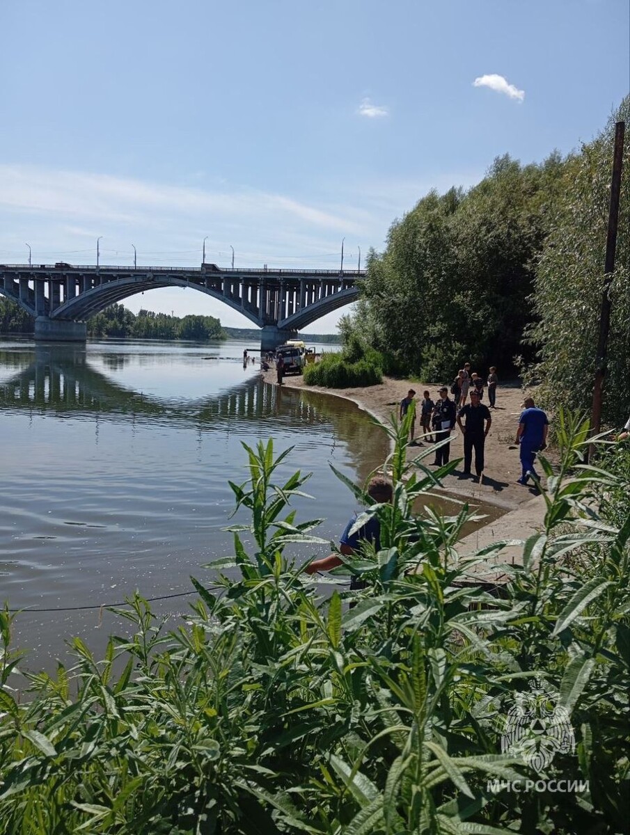    Место гибели ребенка у коммунального моста. Источник: t.me/mchs_altkray