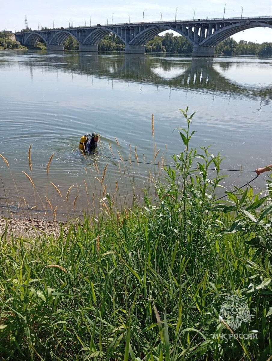    Место гибели ребенка у коммунального моста. Источник: t.me/mchs_altkray