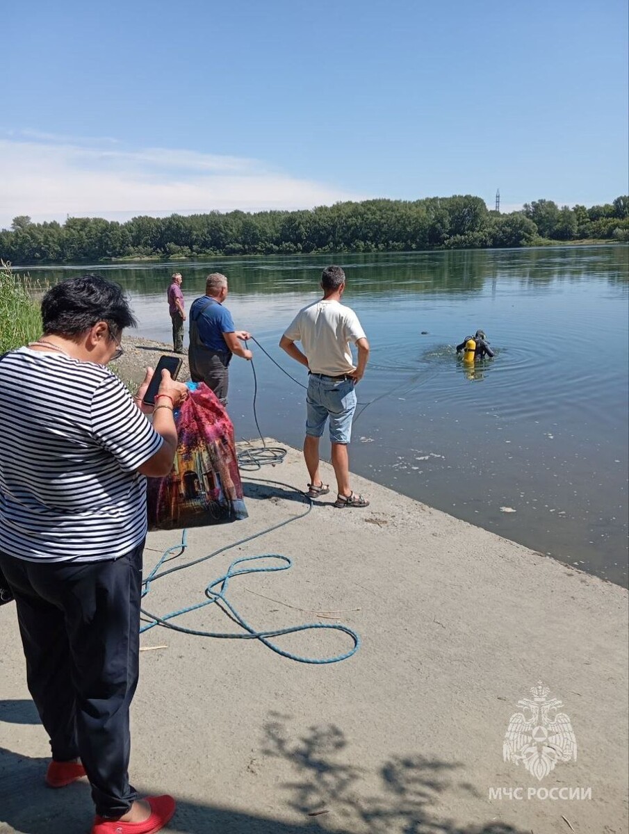    Место гибели ребенка у коммунального моста. Источник: t.me/mchs_altkray