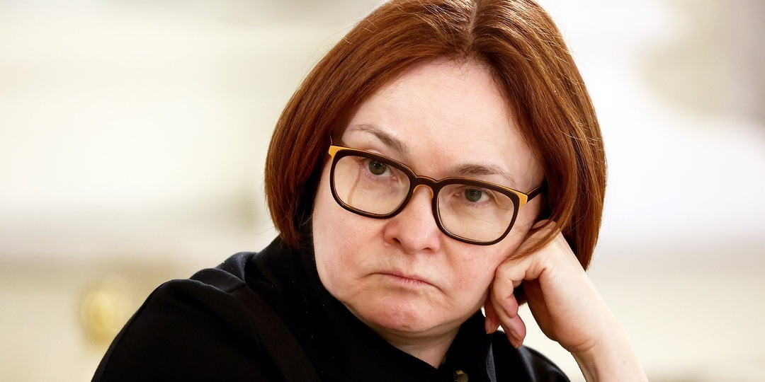 Банки стали на месяцы лишать россиян доступа к их деньгам - блокируют карты всем без разбора!