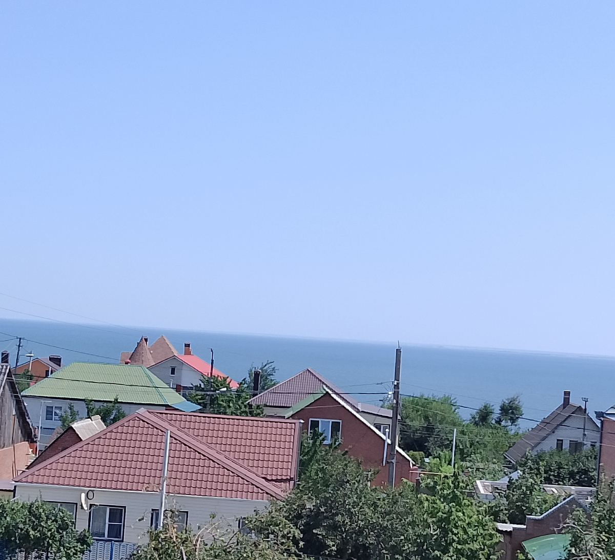 Вид с балконв. До пляжа пять минут по улице вниз спуститься