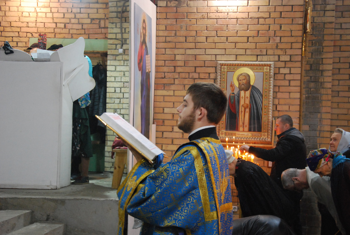 Диакон Владислав Фефелов читает Апостольское чтение