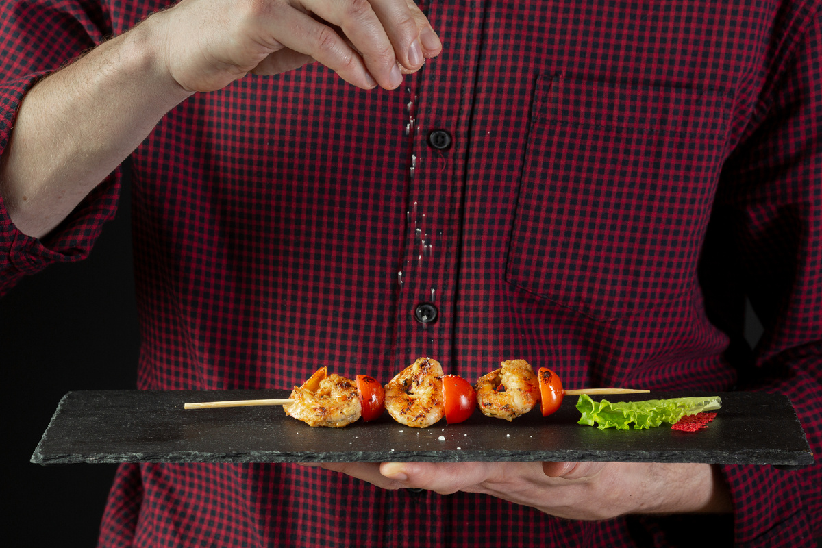 Готовя шашлык, легко соблюсти баланс вкуса и пользы (изображение взято с freepik.com)