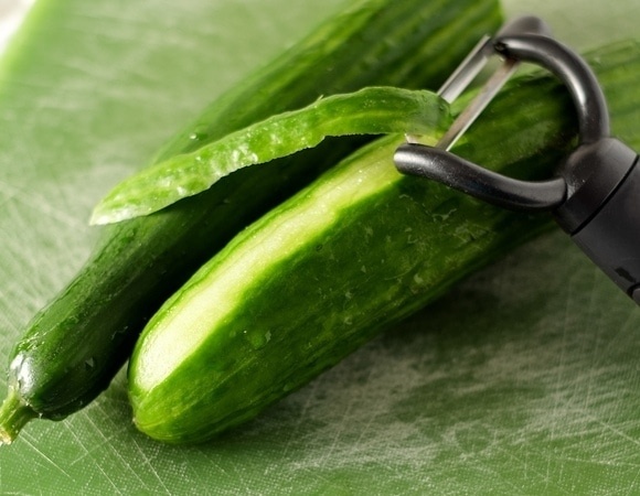Нужно ли чистить огурцы? Ученые рассказали, какая опасность таится в их кожуре
