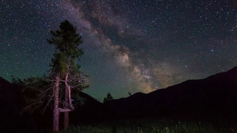     Звездопад над Республикой Алтай - вид с берега реки Аккем. Антон Петрусь