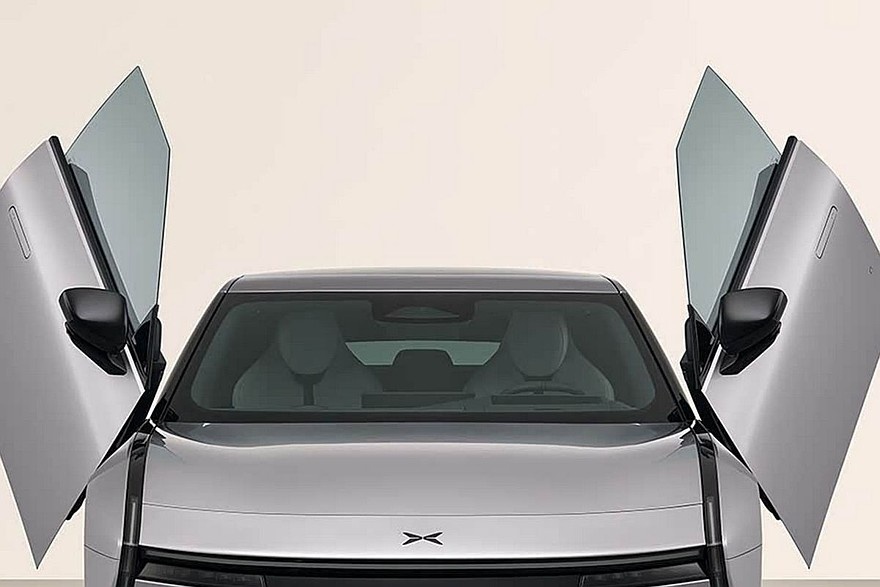    Новый Xpeng P7 на фото Минпрома КНР