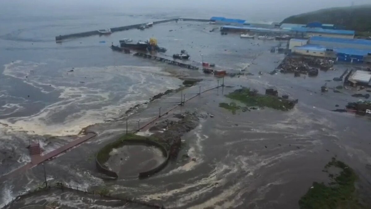   Камчатский филиал ФИЦ ЕГС РАН / ТАСС- Вид сверху на подтопление в результате землетрясения и цунами в Северо-Курильске