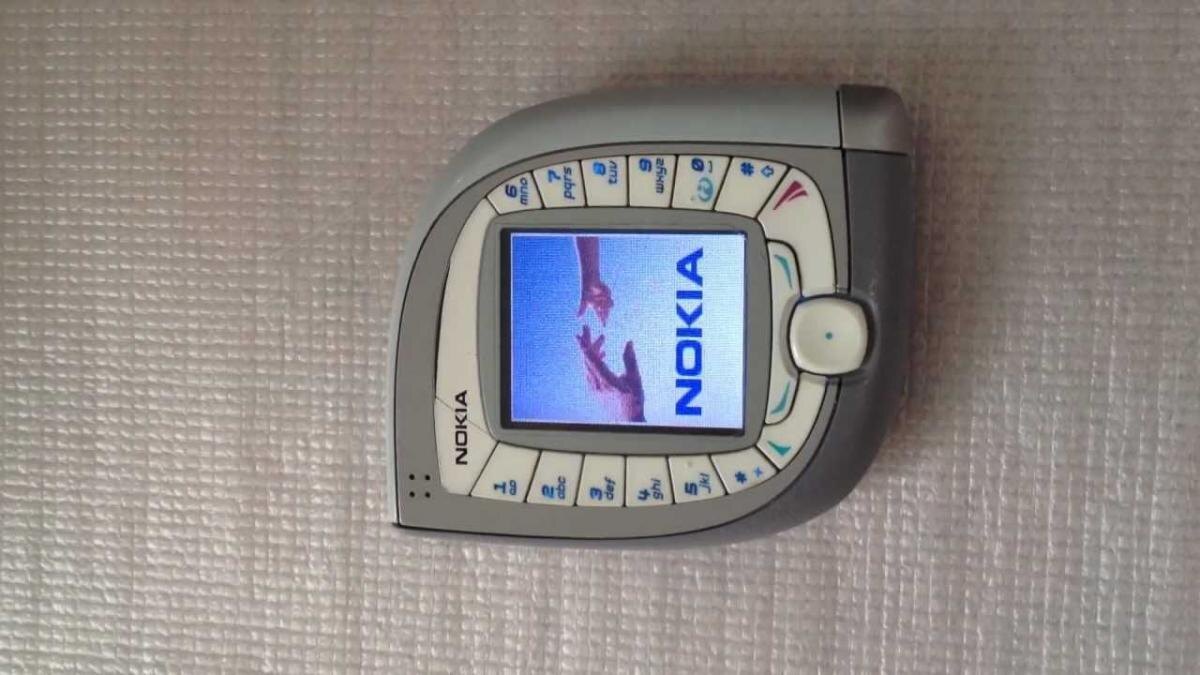 Nokia 7600, выпущенный в 2003 году, был одним из популярных мобильных телефонов своего времени. Он отличался стильным дизайном и хорошей функциональностью.