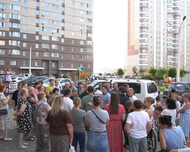     В Курске жильцы дома на Дериглазова, 15 пытаются снести незаконные ларьки