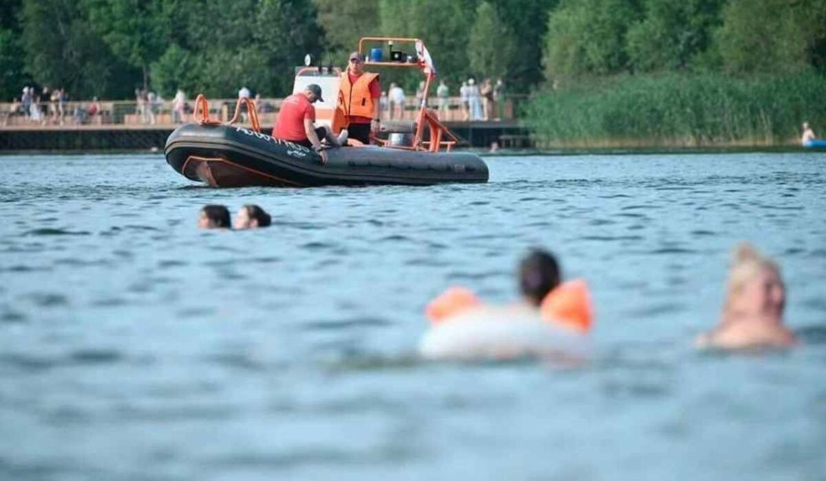     Люди купаются в Суздальских озёрах. Источник: kp.ru Автор фото: Алексей Булатов
