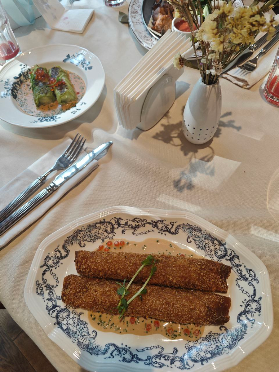 Блины с крабом, а чуть левее - голубцы. 