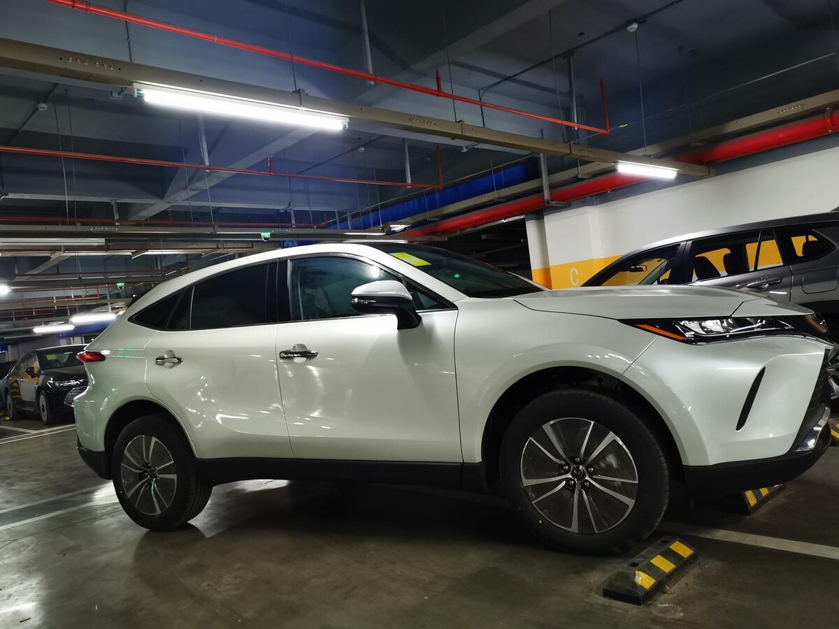 Фото 2. Вид с боку на Toyota Harrier.