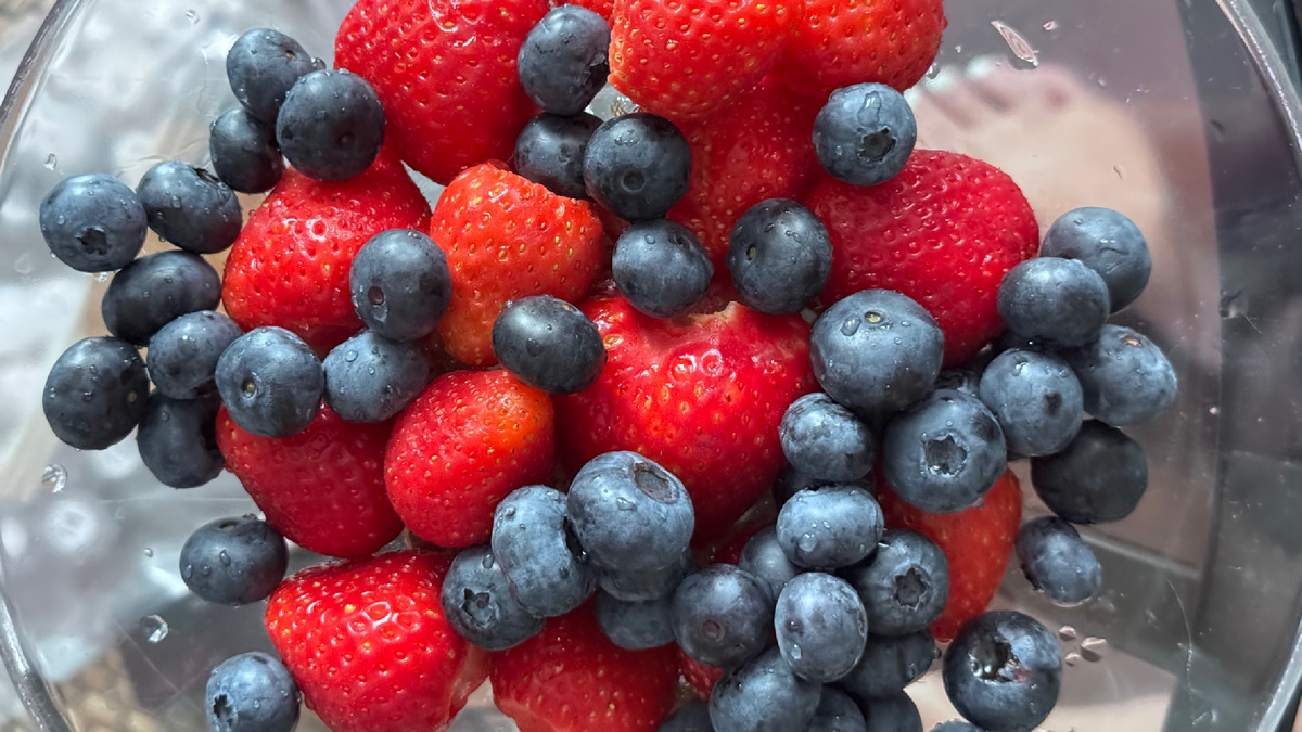 И объедалась ягодами