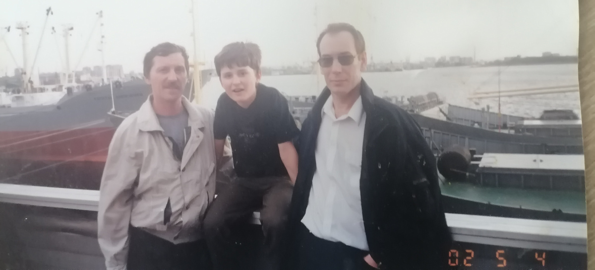 На Финском заливе со средним сыном. Справа - Роман Перин. 2002 год