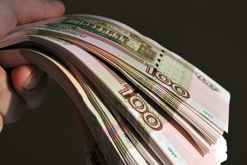     Россия. Рязань. Сторублевые купюры. Фото ИТАР-ТАСС/ Александр Рюмин