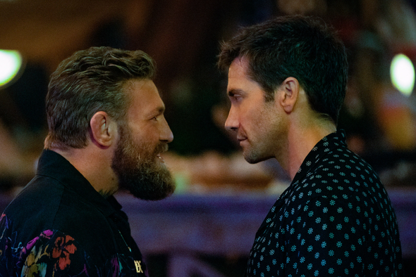     Конор Макгрегор и Джейк Джилленхол в фильме «Дом у дороги» 2024 года/«Кинопоиск»