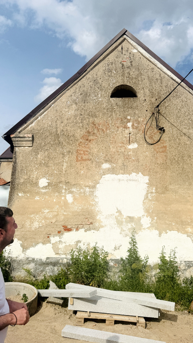 Надпись на фасаде оказалась на польском языке