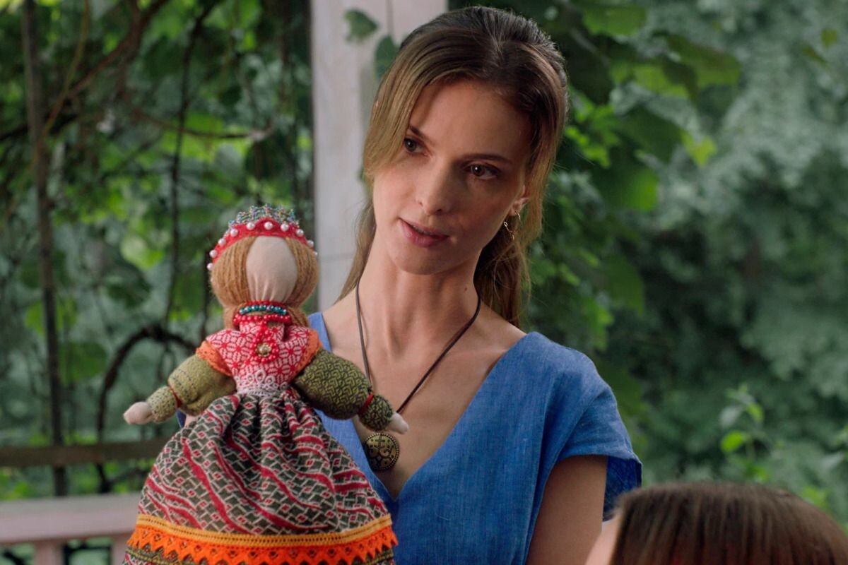 Светлана Иванова в фильме «Девка-баба: Кукла-чародейка»