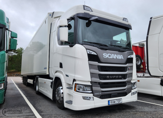 Scania 390r как трактор стандартного типа, с мостом 2,53