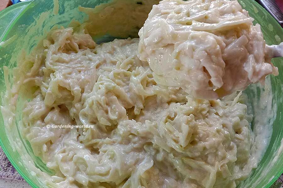 Замесите кабачковое тесто.