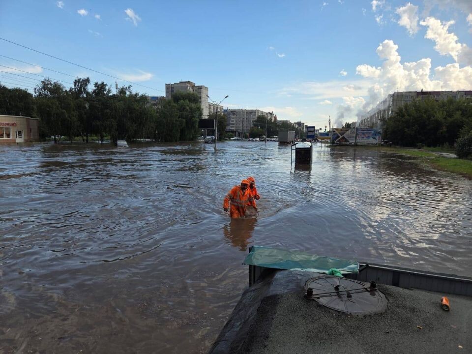    Дорожные службы очищают ливневки во время сильного дождя в Барнауле. Источник: Администрация Барнаула