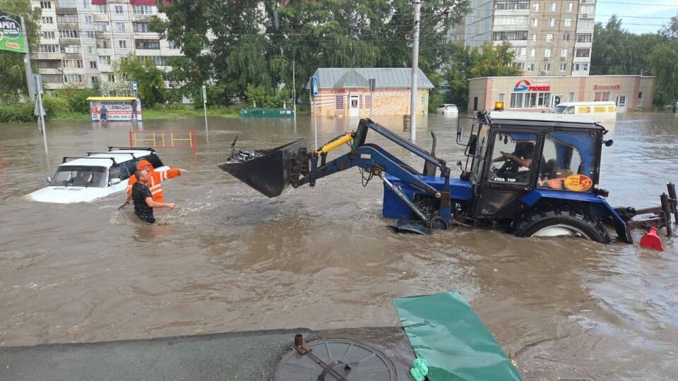    Дорожные службы очищают ливневки во время сильного дождя в Барнауле. Источник: Администрация Барнаула