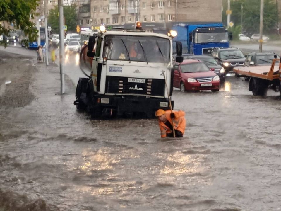    Дорожные службы очищают ливневки во время сильного дождя в Барнауле. Источник: Администрация Барнаула