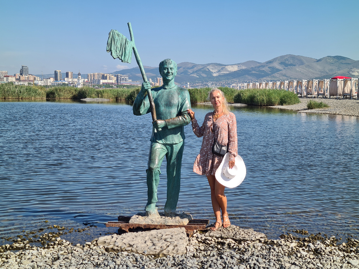 Гена Казадоев. Вполне можно назвать символом Суджукской косы, ведь именно здесь снимали эти кадры фильма