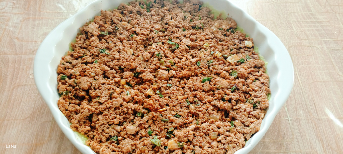 Обжарила свиноговяжий фарш с зелёным луком, специями и добавила 2 столовые ложки 🥄, томатной пасты.