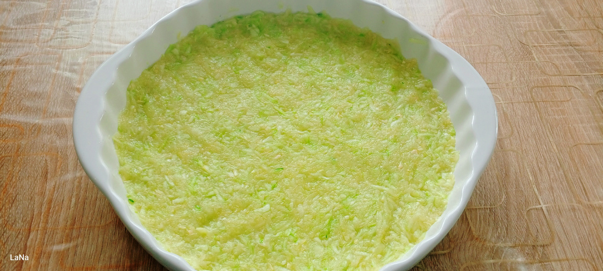 Кабачки я потёрла на крупной тёрке, посолила поперчила, отжала и выложила первым слоем в формочку, смазанную небольшим количеством подсолнечного масла.