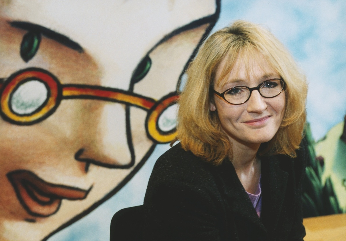    31 июля 1965 года родилась британская писательница Джоан Роулинг, известная в первую очередь как автор серии книг о Гарри Поттере. В 1986 году она окончила Университет Эксетера, после чего стала секретарём и переводчиком. Однако Роулинг не любила офисную работу и хотела писать романы / Zapf/ullstein bild via Getty Images