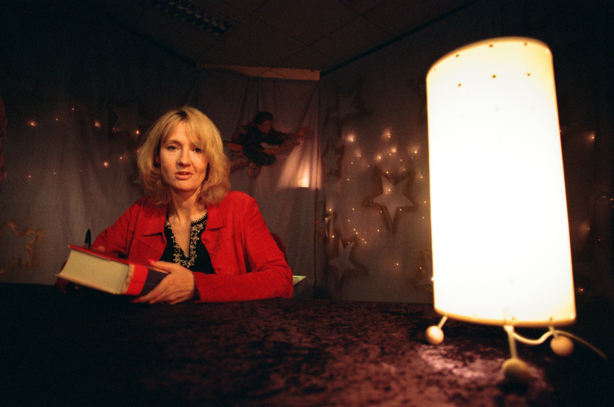    Книга «Гарри Поттер и философский камень» была готова в 1995 году. Писательница отправила её в ряд издательств, однако все отказались от публикации. Роман заинтересовал лишь литературного агента Кристофера Литтла. В итоге Роулинг заключила контракт с компанией Bloomsbury / Staff/Mirrorpix/Getty Images